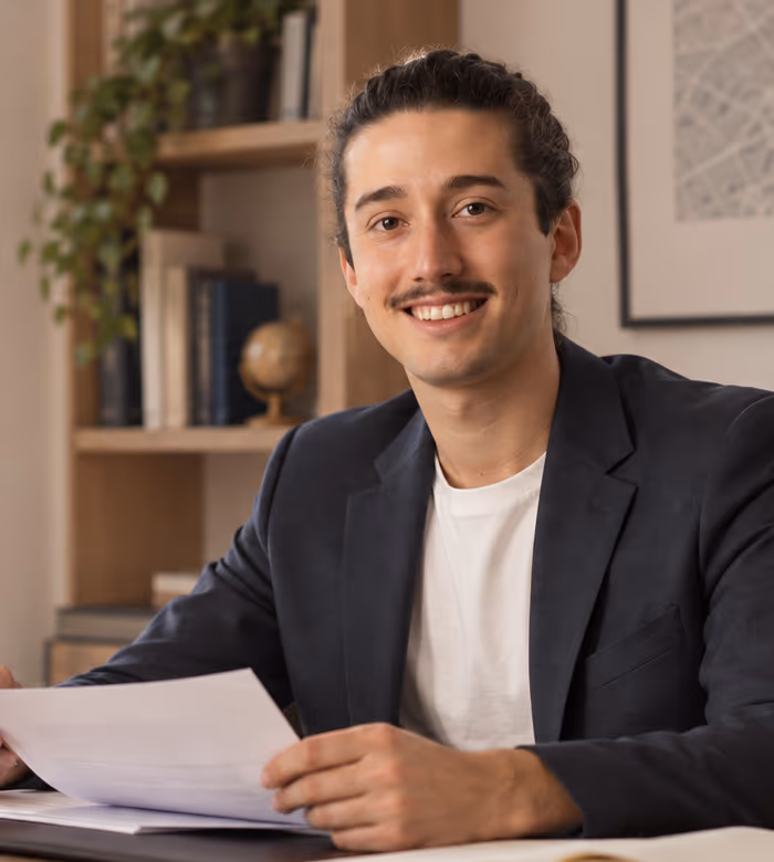 Marc Zamora, asesor financiero independiente, trabajando en su despacho